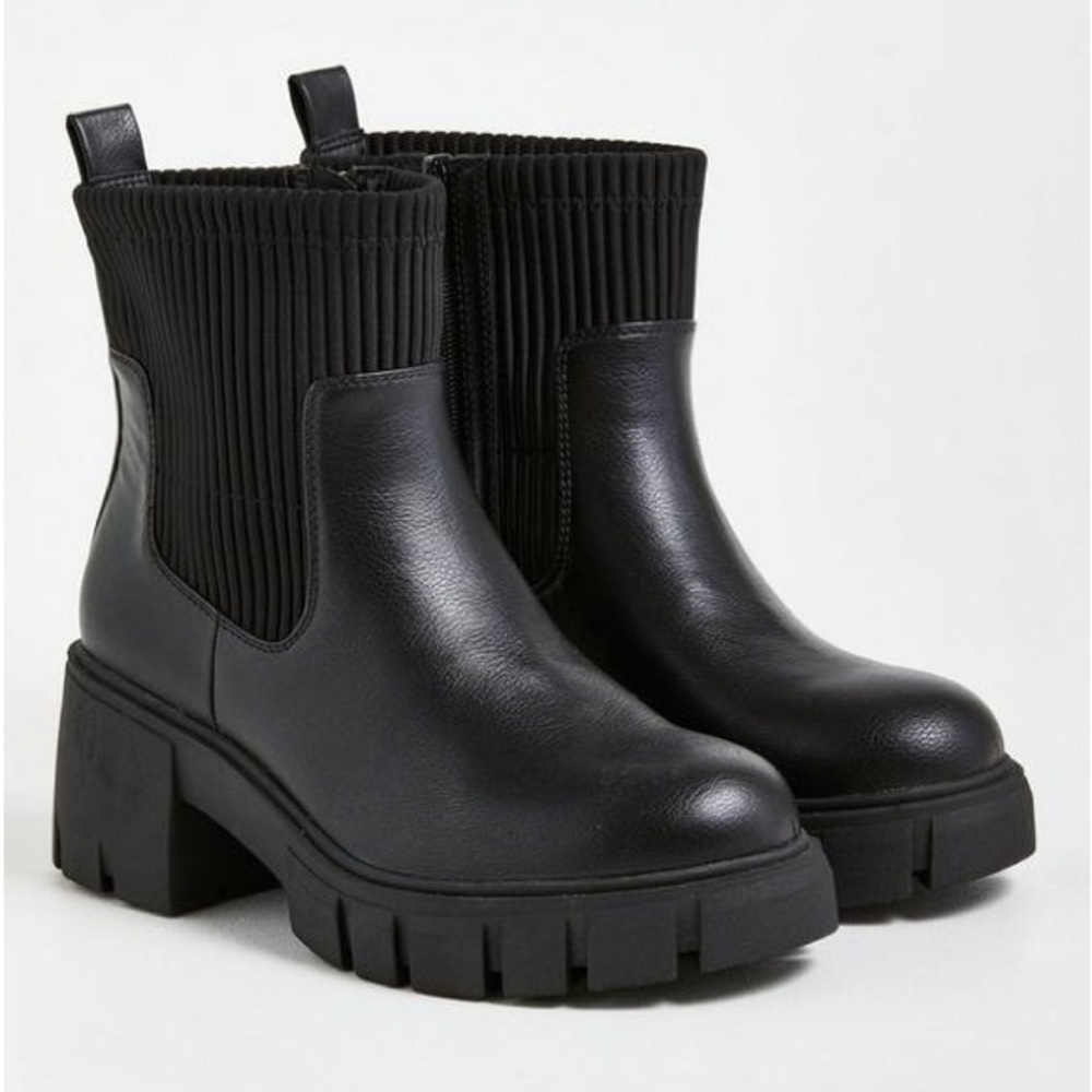 Keeley Lugsole Chelsea Leather Boots in Black with side zipper